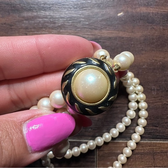 Elegant Cream Pearl Necklace - Picture 2 of 5
